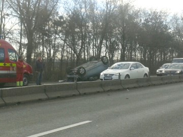 O şoferiţă a rupt parapetul din beton, a intrat pe contrasens şi s-a dat peste cap